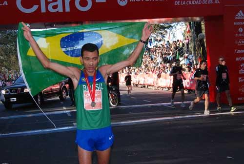 O brasileiro Marilson Gomes dos Santos mostrou aos argentinos porque é considerado um dos melhores maratonistas do mundo / Foto: Divulgação